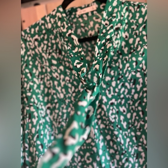 LIKE NEW La Ven Leopard Tie Neck Blouse - Picture 6 of 7